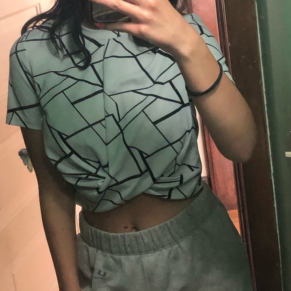 🤍Geometric Crop Top🤍 - Picture 3 of 3